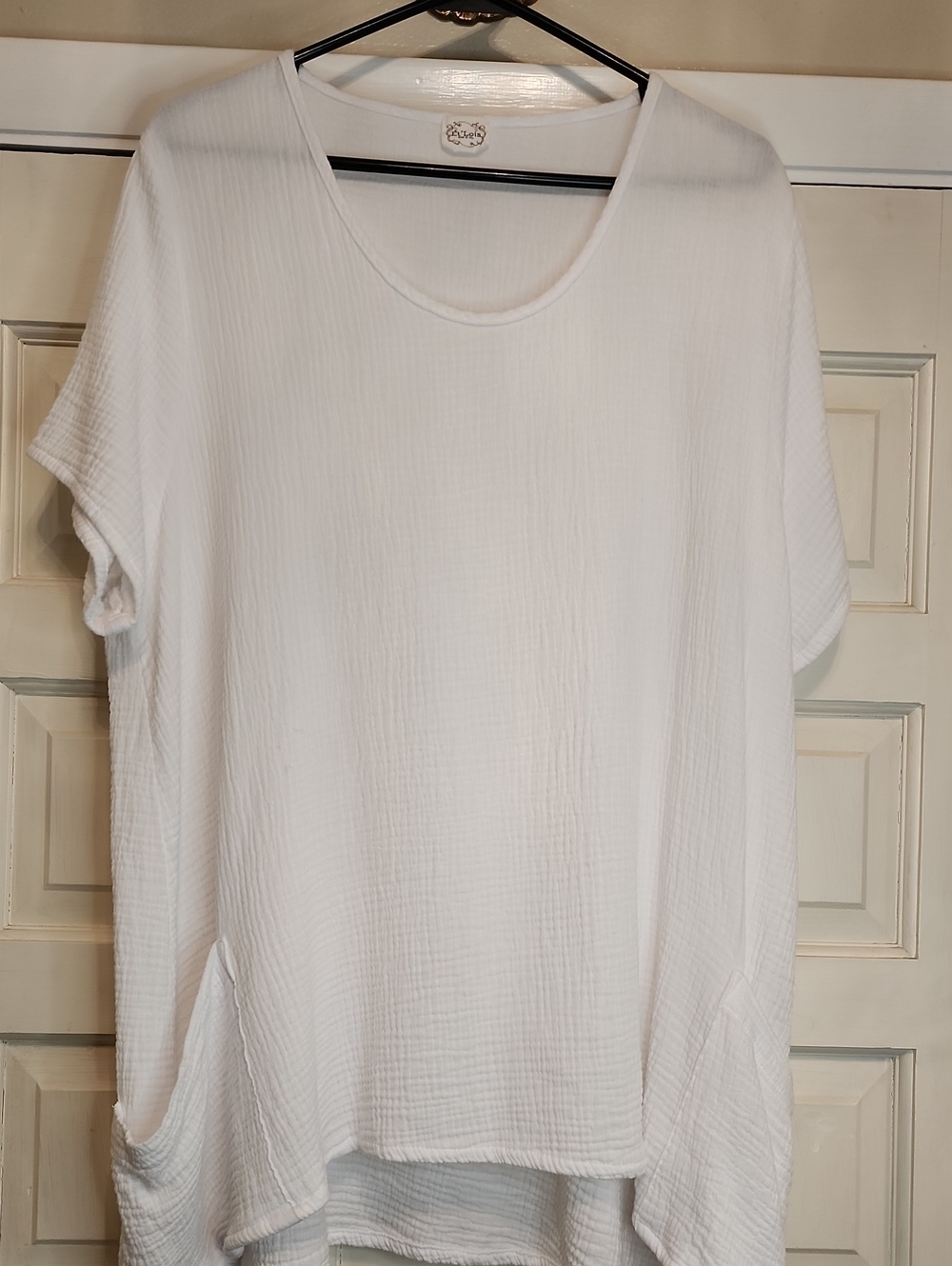 ET LOIS White Women's Textured Short Sleeve Tunic Top. Pockets Wrap Around Back